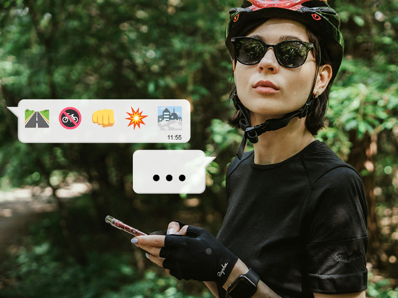 Eine Radfahrerin liest negative Nachrichten auf ihrem Handy
