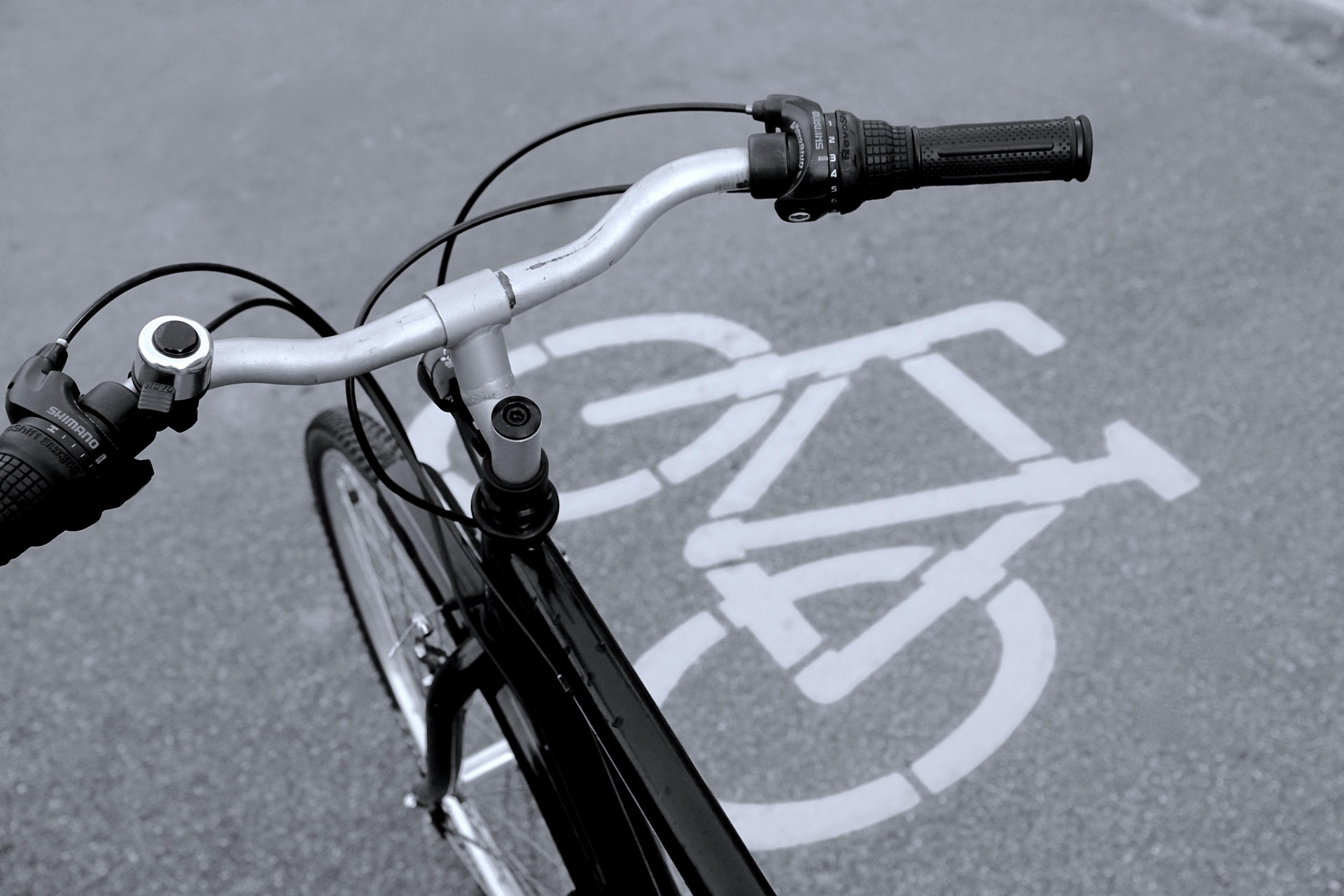 Blick auf einen Fahrradlenker auf einer Fahrradstraße