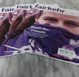 Ausgabe 1/2021 des fairkehr-Magazins. Titel: Stadt der Frauen. Die Abbildung zeigt das Cover.