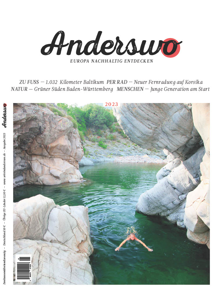 Coverbild des Anderswo Magazins, eine Frau schwimmt in blau-grünem Wasser zwischen weißen Felsen