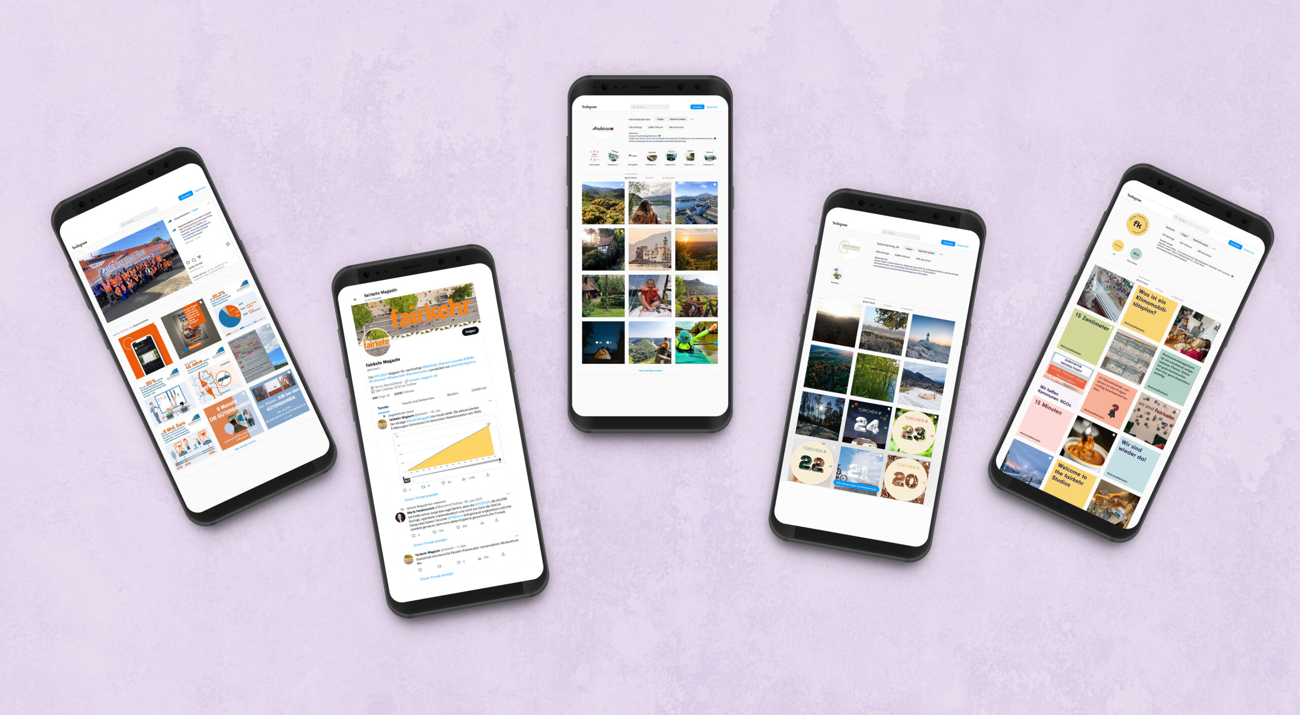 Fünf Smartphones auf lila Hintergrund, die verschiedene Social-Media-Kanäle zeigen