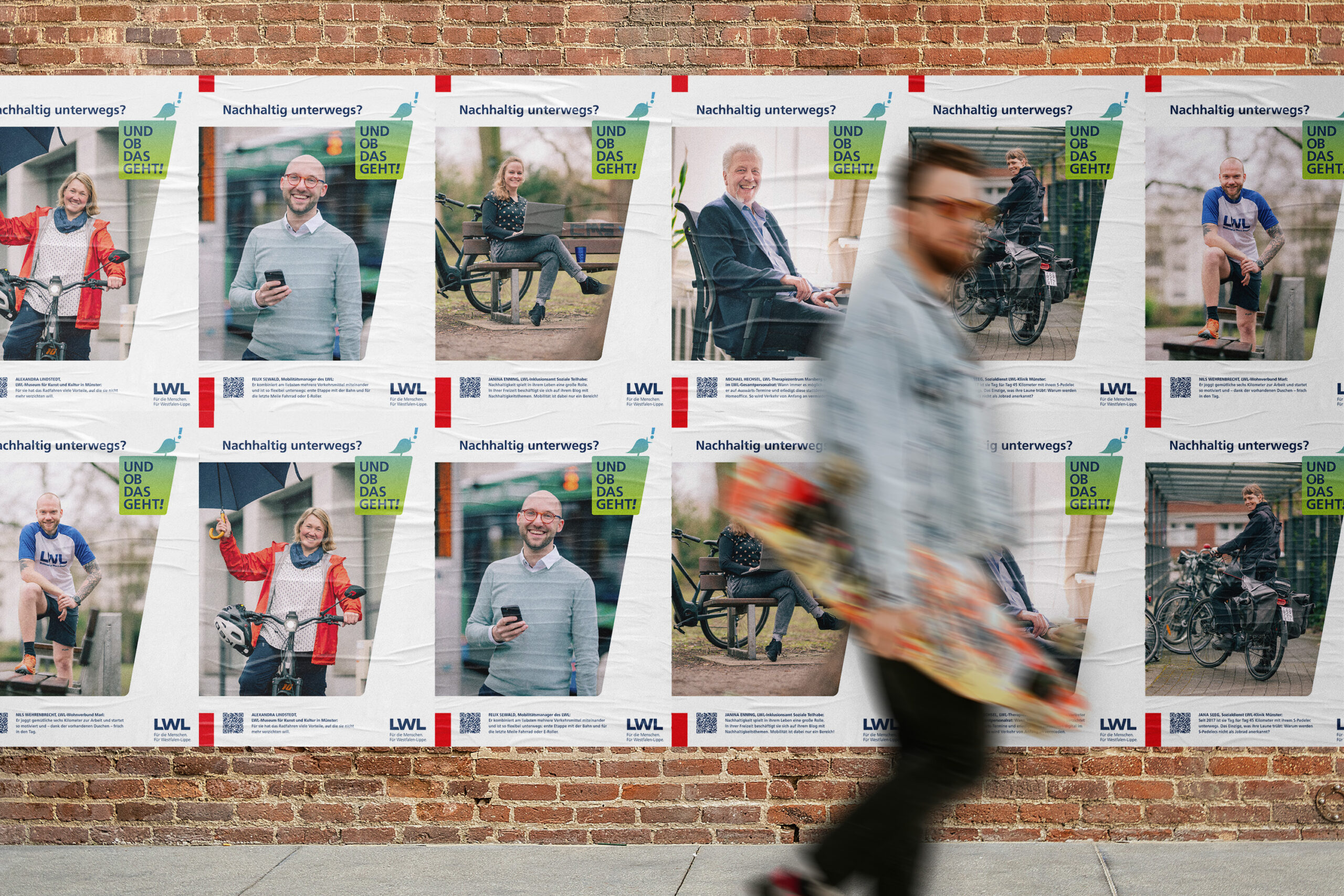 Ein Mann geht vor einer Wand entlang, an der viele Plakate der Kampagne "Und ob das geht" hängen